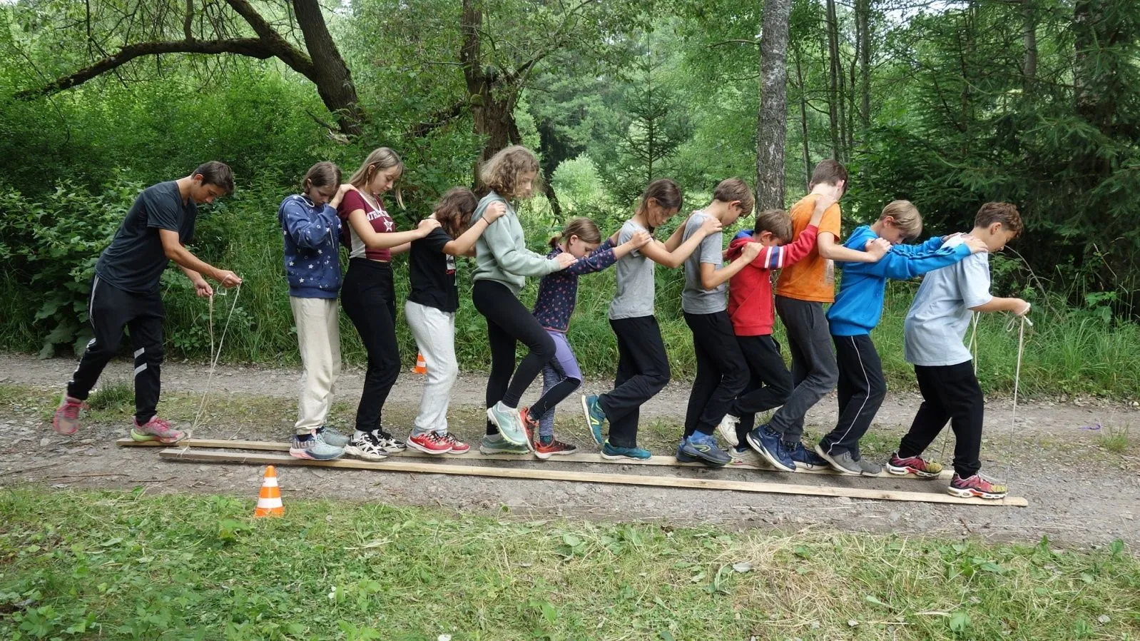 Týmová hra – chůze na prknech
